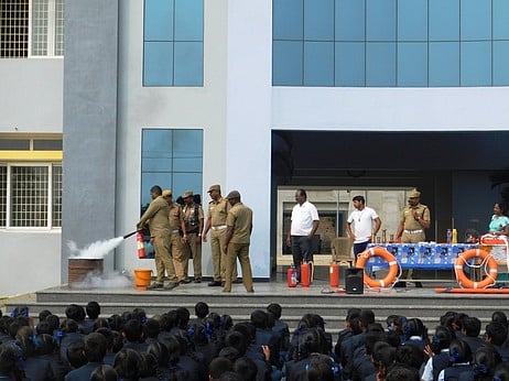 விழிப்புணா்வு நிகழ்ச்சியில் தீத்தடுப்பு குறித்து செயல் விளக்கத்துடன் செய்து காண்பிக்கும் தீயணைப்பு வீரா்கள்.