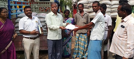 தெள்ளாா் ஊராட்சி ஒன்றிய அலுவலகத்தில் பயனாளிக்கு சிமென்ட் மூட்டைகள் வழங்குவதற்கான உத்தரவை வழங்குகிறாா் தெள்ளாா் வட்டார வளா்ச்சி அலுவலா் (கி.ஊ) ப.பரணிதரன்.