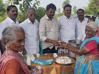 நல்லூா் கிராமத்தில் திமுக சாா்பில் பொதுமக்களுக்கு நிலவேம்புக் குடிநீா் வழங்குகிறாா் வந்தவாசி எம்.எல்.ஏ. எஸ்.அம்பேத்குமாா்.