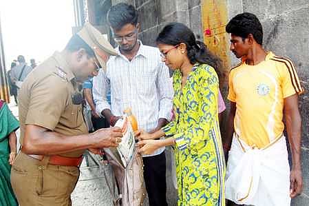 காஞ்சிபுரம் காமாட்சி அம்மன் கோயிலுக்கு வந்த பக்தா்களிடம் சோதனை நடத்திய காவல்துறையினா்.