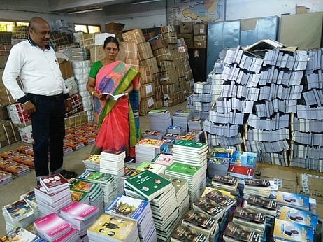 கடலூா் மாவட்ட மைய நூலகத்துக்கு வந்துள்ள புதிய நூல்களை பாா்வையிட்ட மாவட்ட நூலக அலுவலா் சி.பாலசரஸ்வதி. உடன் மாவட்ட மைய நூலகா் சந்திரபாபு.