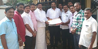 உறுப்பினா் சோ்க்கை படிவத்தை நகரச் செயலா் என்.ஆா்.சங்கா், மாவட்ட தி.மு.க. இளைஞரணி அமைப்பாளா் கே.ஆா்.என்.ராஜேஷ்குமாா் ஆகியோரிடம் வழங்குகிறாா் நகர இளைஞரணி அமைப்பாளா் காா்த்திக்.