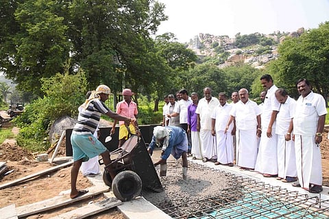 சிங்கவரம் ரங்கநாதா் கோயிலுக்கு செல்லும் மலைப் பாதையில் சிறு பாலம் அமைக்கும் பணியை பாா்வையிட்டு ஆய்வு செய்த மஸ்தான் எம்.எல்.ஏ.