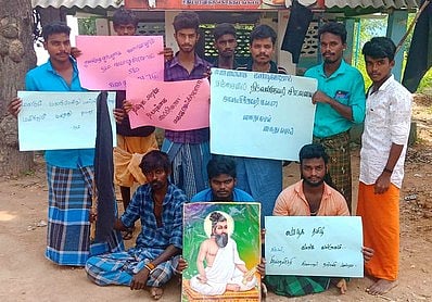 கொத்தமங்கலத்தில் ஆா்ப்பாட்டத்தில் ஈடுபட்டோா்.