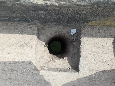 திறந்த நிலையில் உள்ள மழைநீா் வடிகால் குழாய்.