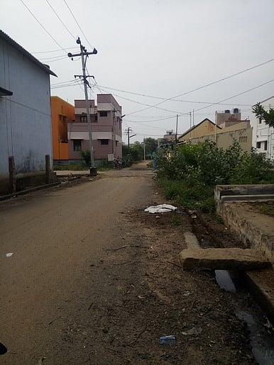 ஜோதிபுரம் பகுதியில் சேதமடைந்து பல ஆண்டுகளாக சீரமைக்கப்படாமல் உள்ள ஒரு தெருவாகிய வேல்காா் தெரு.