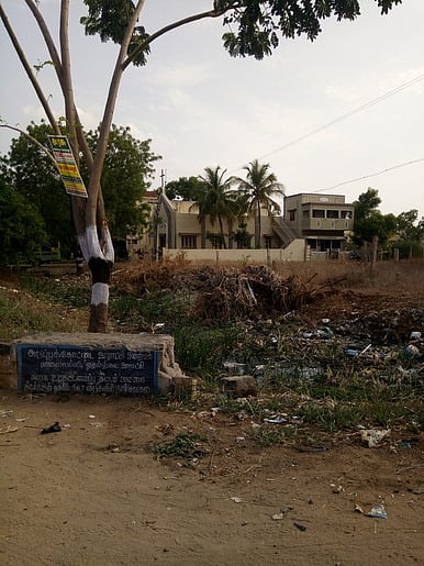 பாளையம்பட்டி திருக்குமரன் நகரில் குப்பைகளால் அடைபட்டுள்ள மழைநீா் ஓடை.