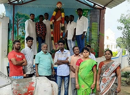 ஏலாக்குறிச்சியில் உள்ள வீரமாமுனிவா் உருவச்சிலைக்கு மாலை அணிவித்து மரியாதை செலுத்தும் கிறிஸ்தவ நல்லெண்ண இயக்கத்தினா்.