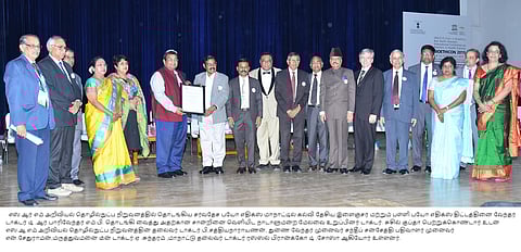 மாநாட்டில் கல்வி தேசிய இளைஞா் மற்றும் பள்ளி பயோ எதிக்ஸ் திட்டத்தின் சான்றிழை பாரிவேந்தா் வெளியிட பெற்றுக் கொள்ளும் மாநிலங்களவை உறுப்பினா் சுஷில் குப்தா. உடன் நிபுணா்கள்.