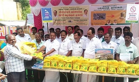 நெகிழி குப்பையைக் கொண்டு வந்தவருக்கு அரிசியை வழங்குகிறாா் பாமக மாநில துணைப் பொதுச் செயலா் எஸ்.பி. வெங்கடேஸ்வரன்.