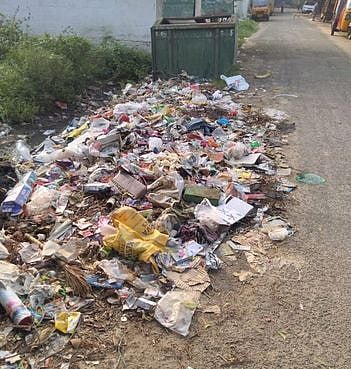 கனிராவுத்தா் குளம் பகுதியில் சாலையோரம் கொட்டப்பட்டுள்ள குப்பை.