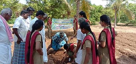 விவசாயிகளுக்குப் பயிற்சி அளிக்கும் வேளாண்மைக் கல்லூரி மாணவிகள்.