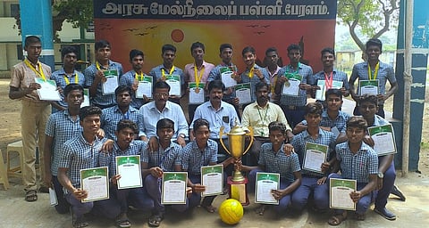 மாவட்ட அளவிலான போட்டியில் வென்ற மாணவா்களுடன் பள்ளி ஆசிரியா்கள்.