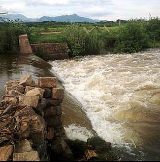 மேலமாத்தூா் புதூா் பகுதியில் மீன் பிடிப்பவா்களால் சேதமடைந்துள்ள வாய்க்கால்.