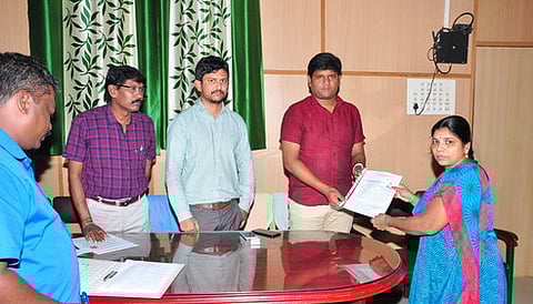 வீட்டுக்கான ஆவணத்தை பயனாளி ஒருவருக்கு வழங்கிய மாவட்ட ஆட்சியா் ஏ. விக்ரந்த் ராஜா. உடன், துணை ஆட்சியா் எம். ஆதா்ஷ் உள்ளிட்டோா்.