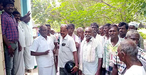 பேரையூா் தொடக்க வேளாண்மை கூட்டுறவு சங்கத்தை வெள்ளிக்கிழமை முற்றுகையிட்ட விவசாயிகள்.