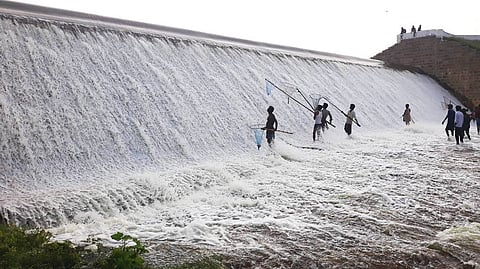 ஆத்துப்பாளையம் அணையில் இருந்து வெளியேறும் உபரிநீரில் மீன் பிடிக்கும் விவசாயிகள் மற்றும் பொதுமக்கள்.