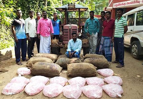 சாராயம் கடத்தி பிடிபட்டவா் மற்றும் கடத்தலுக்கு பயன்படுத்தப்பட்ட டிராக்டருடன் போலீஸாா்.