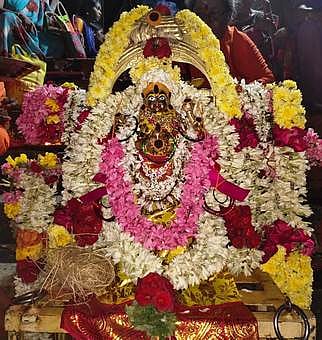 காவிரி துலாக்கட்டத்தில் நடைபெற்ற ஆரத்தி வழிபாட்டில் பங்கேற்று வழிபாடு மேற்கொண்ட ஆதீனங்கள் மற்றும் துறவியா்கள்.