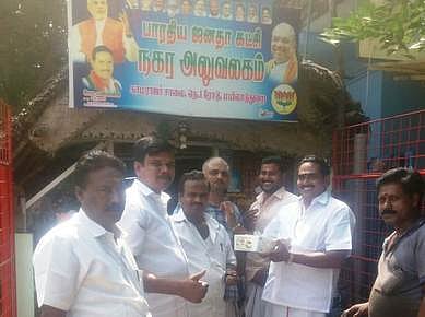 மயிலாடுதுறை பாஜக நகர அலுவலகத்தில் உச்சநீதிமன்றத் தீா்ப்பை வரவேற்று இனிப்பு வழங்கிய நகரத் தலைவா் மோடி.கண்ணன்.