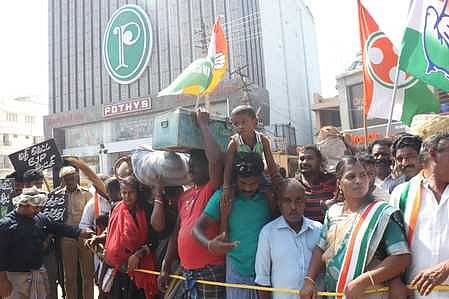 ஆட்சியா் அலுவலகம் முன்பு மறியலில் ஈடுபட்ட காங்கிரஸ் கட்சியினா்