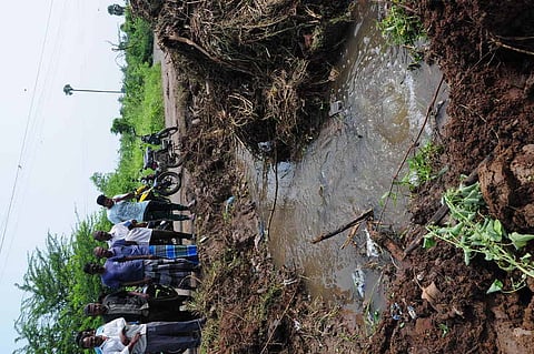 நாமக்கல் அருகே ராமாபுரம்புதுா் பகுதியில், காலி மனையில் விழுந்த இடியால் கொப்பளித்து வெளியேறும் நீா்.