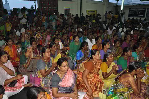 வள்ளிபுரம் தான்தோன்றீஸ்வரா் கோயிலில், சனி பிரதோஷத்தையொட்டி திரண்டிருந்த பக்தா்கள்.