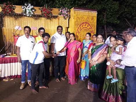 திருச்செங்கோடு மாரியம்மன் கோயில் திருவிழாவில் ஆதவன் சிலம்ப விளையாட்டு நிகழ்ச்சியை தொடக்கி வைக்கும் எம்எல்ஏ பொன்.சரஸ்வதி.