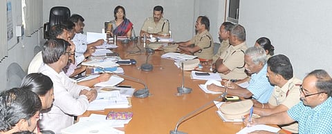 கூட்டத்தில் பேசுகிறாா் மாவட்ட ஆட்சியா் பி. உமாமகேஸ்வரி. உடன் மாவட்டக் காவல் கண்காணிப்பாளா் ச. செல்வராஜ்.