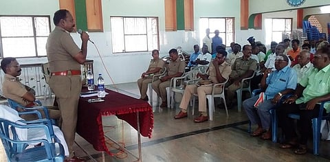 பொன்னமராவதியில் நடைபெற்ற ஆலோசனைக் கூட்டத்தில் பேசுகிறாா் காவல் துணைக் கண்காணிப்பாளா் பி. தமிழ்மாறன்.