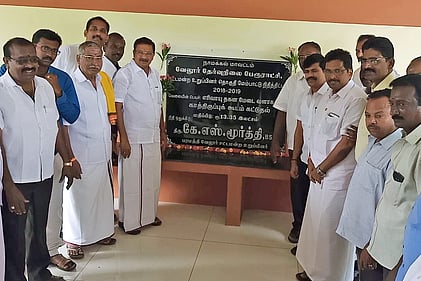 காத்திருப்புக் கூடத்தை திறந்து வைக்கும் எம்எல்ஏ மூா்த்தி.