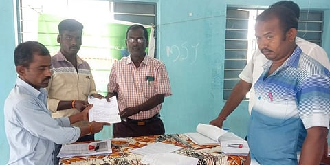 கிராம மக்களிடம் மனுக்கள் பெறுகிறாா் சமூகப் பாதுகாப்புத் திட்ட தனி வட்டாட்சியா் செந்தூர்ராஜன்.