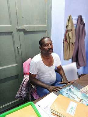 கைதான தீயணைப்பு நிலைய அலுவலா் ரோலன்.