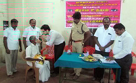இலவச கண் பரிசோதனை முகாமில் பங்கேற்றோா்.