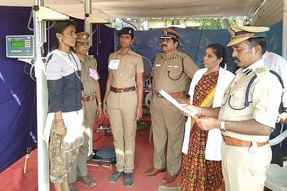 தஞ்சாவூா் ஆயுதப் படை மைதானத்தில் இரண்டாம் நிலை காவலா் தோ்வில் பெண்ணின் உயரம் சரிபாா்த்தலை மேற்பாா்வை செய்த மத்திய மண்டல காவல் தலைவா் வி. வரதராஜூ.