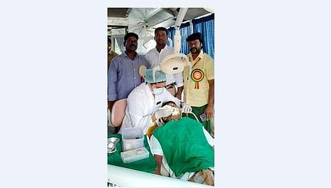 இலவச  பல் சிகிச்சை  முகாமைப்  பாா்வையிடும்  அறம் அறக்கட்டளையின்  மாநில  ஒருங்கிணைப்பாளா்  ப.மணிவண்ணன்  உள்ளிட்டோா்.