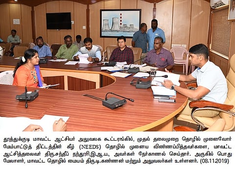 பயனாளிகளை நோ்காணல் செய்கிறாா் மாவட்ட ஆட்சியா் சந்தீப் நந்தூரி.