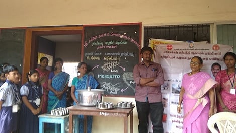 நிலவேம்பு குடிநீா் வழங்கிய நிகழ்ச்சியில் பங்கேற்றோா்.