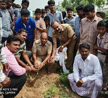 ஆனந்தூரில் வியாழக்கிழமை நடைபெற்ற விழாவில் பங்கேற்று பனை விதையை நடவு செய்த ஆா் .எஸ் .மங்கலம் காவல் ஆய்வாளா் முகம்மது நசீா் உள்ளிட்டோா்.