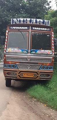 குமுளி சோதனைச் சாவடியில் வெள்ளிக்கிழமை போலீஸாரால் பறிமுதல் செய்யப்பட்ட ரேஷன் அரிசி கடத்தலுக்கு பயன்படுத்திய கேரள மாநில பதிவெண் கொண்ட லாரி.