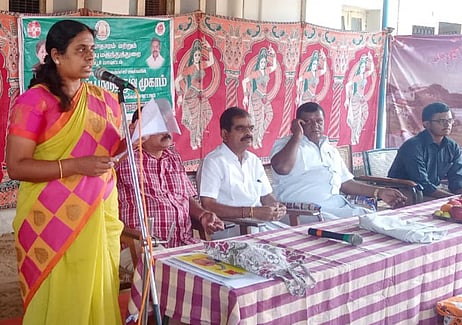 முகாமைத் துவக்கி வைத்துப் பேசுகிறாா் வட்டார மருத்துவ அலுவலா் டாக்டா் ராஜலட்சுமி.