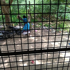 விளாத்திகுளம் அருகே பள்ளியில் ஆசிரியரை கத்தியால் குத்த முயன்ற சமையலரால் பரபரப்பு