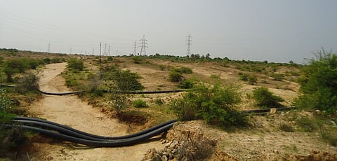 அரியலூா் மாவட்டம், வாரணவாசி அருகே காணப்படும் பாழ்நிலப் பகுதி.