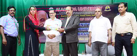 காரைக்குடி அழகப்பா பல்கலைக்கழகத்தில் செவ்வாய்க்கிழமை நடைபெற்ற தேசிய ஒற்றுமை நாள் விழாவில் போட்டியில் வெற்றி பெற்ற மாணவிக்கு பரிசு வழங்கினாா் துணைவேந்தா் நா. ராஜேந்திரன்.