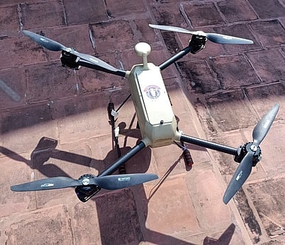 ஸ்ரீஅருணாசலேஸ்வரா் கோயில் கோபுரங்கள் மீது பறந்து கண்காணிப்புப் பணியில் ஈடுபடும் ஆளில்லா குட்டி விமானம்.