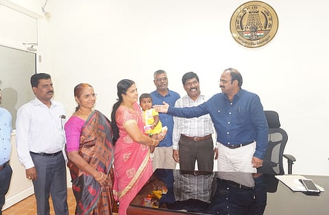 தொண்டு நிறுவன இயக்குநா் ந.தமிழரசியிடம் குழந்தையை ஒப்படைத்த திருப்பத்தூா் ஆட்சியா் ம.ப.சிவன் அருள்.