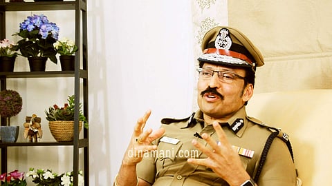 டிக்டாக் பெண்ணிற்கு ஆதரவு தெரிவித்த காவல்துறை அதிகாரி!