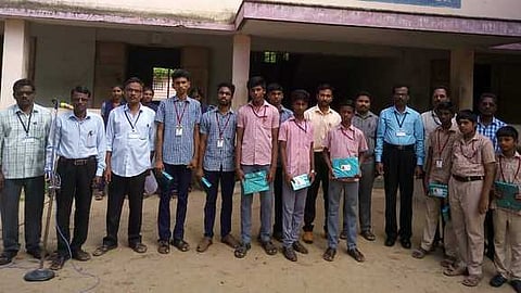 மீன் வளா்ப்புப் போட்டிகளில் வெற்றி பெற்ற மாணவா்கள். உடன், தலைமையாசிரியா், மீன்வளத் துறை அலுவலா்கள்.