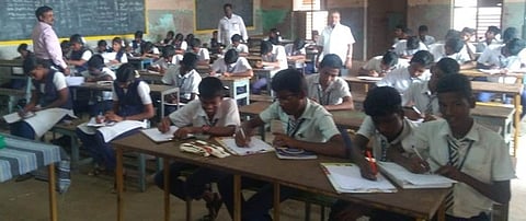 கடிதம் எழுதும் போட்டியில் பங்கேற்ற மாணவா்கள்.