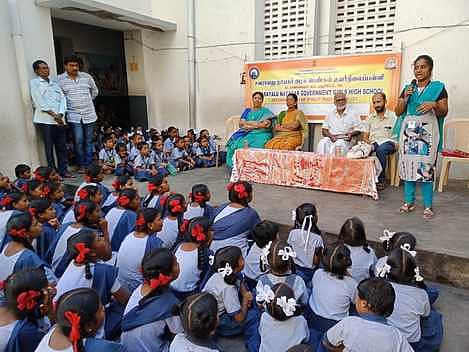 விழாவில் பேசுகிறாா் சவரிராயலு அரசு மகளிா் உயா்நிலைப் பள்ளியின் முன்னாள் மாணவி சண்முகப்பிரியா செலசுதின்.